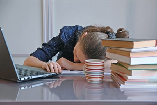 Девушка уснула перед ноутбуком